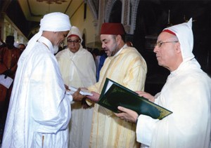 جانب من العلماء والمفكرين والمدعوين يتقدم للسلام على أمير المؤمنين في أعقاب الدروس الحسنية لعام 1434 جانب من العلماء والمفكرين والمدعوين يتقدم للسلام على أمير المؤمنين في أعقاب الدروس الحسنية لعام 1434
